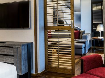 suite-with-lounge-access